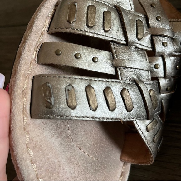 Gold woven crisscross Clark slip on sandals - Picture 6 of 8